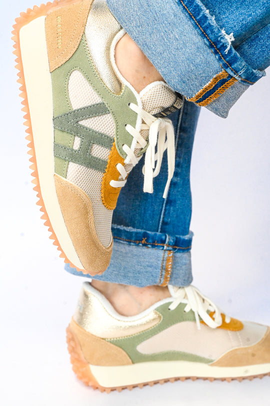 Casual Vintage Havana sneakers in green beige and gold worn with rolled-up blue jeans