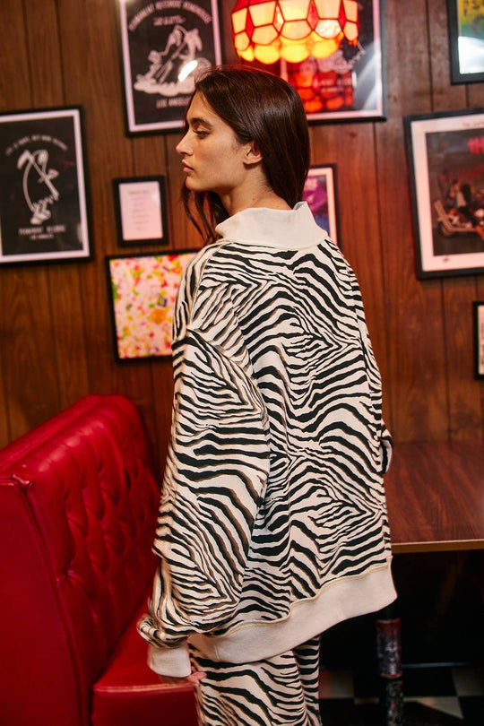 IT2594-ZEBRA | Zebra-Patterned Mock-Neck Sweatshirt: ZEBRA / S/M-L/XL (3-3)